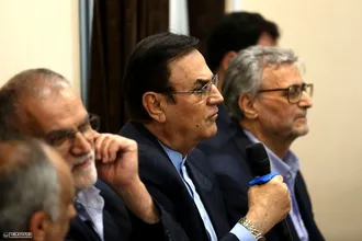 دیدار پیشکسوتان وزارت امور خارجه با دکتر ولایتی در تاریخ هفدهم فروردین ۱۴۰۴