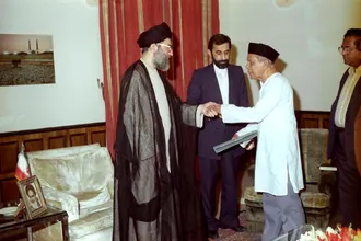 تصاویری از دکتر علی اکبر ولایتی در کنار رهبر شهید انقلاب دوران ریاست جمهوری