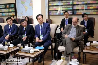 دیدار جمعی از اساتید و دانشجویان دانشگاه پکن با دکتر ولایتی