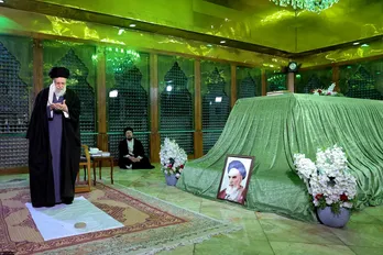 حضور مقام معظم رهبری در حرم امام خمینی(ره)